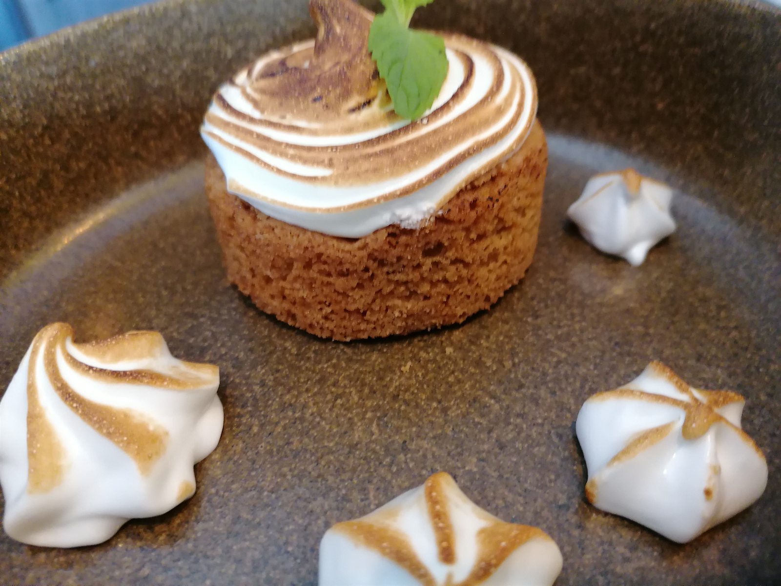 Tartelette au citron meringuée sur sablé, petites meringues dorées autour
